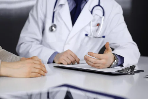 доктор разговаривает с пациентом перед лечением наркомании